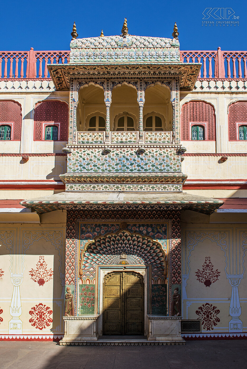 Jaipur - City palace - Lotus poort De binnenplaats van het City Palace biedt toegang tot de Chandra Mahal. Hier zijn er vier kleine poorten die zijn versierd met thema's van de vier seizoenen. De lotus poort symboliseert de zomer. Stefan Cruysberghs